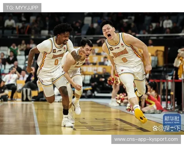 CBA 球员胯下运球过人引观看席尖叫