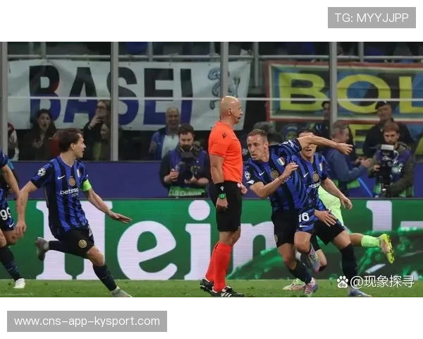 弗拉特西在中场完成干净利落的滑铲抢断——技艺与智慧在绿茵场的瞬间交汇